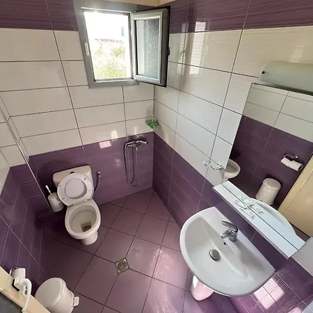 Prinos Hotel Himarë